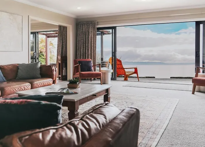 Parawai Lakehouse | Waterfront, Jetty, Sleeps 12 Ferienhaus