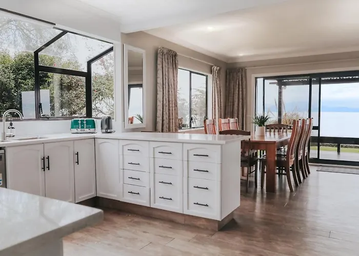 Ferienhaus Parawai Lakehouse | Waterfront, Jetty, Sleeps 12 Rotorua