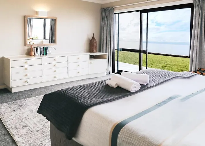Parawai Lakehouse | Waterfront, Jetty, Sleeps 12 * Rotorua