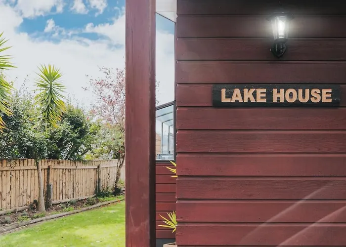 Parawai Lakehouse | Waterfront, Jetty, Sleeps 12 *